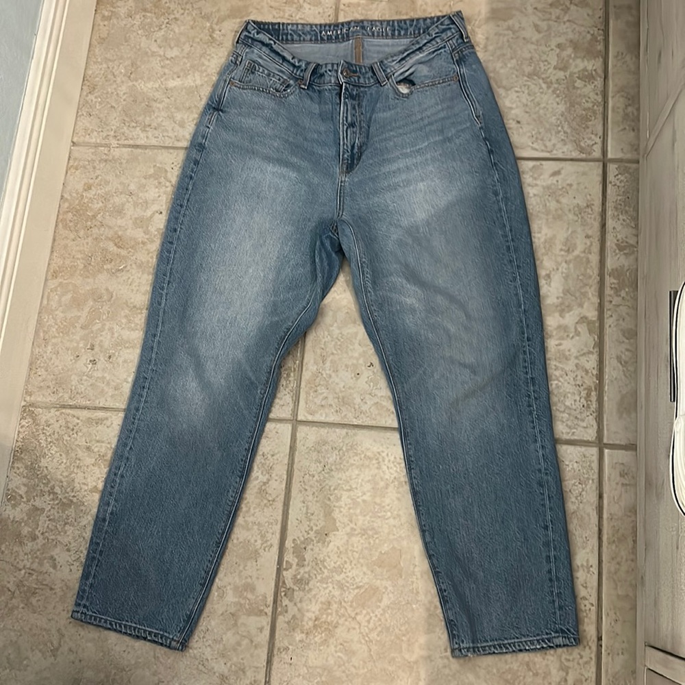 AMERICAN EAGLE Mom Jean